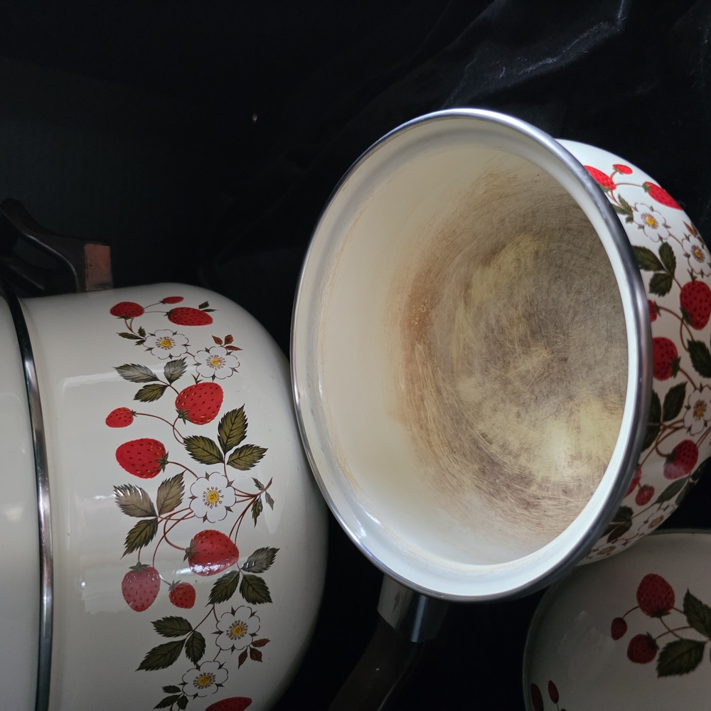 Strawberry Pattern Cookware Set - Picture 5 of 6